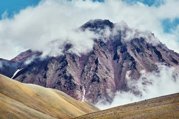 Verbazingwekkend mooie plaatsen van natuurlijke omgeving, Bergland — Stockfoto