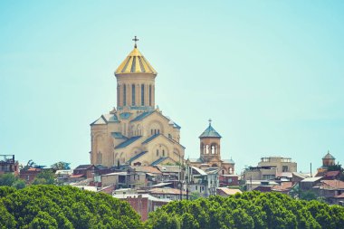 Tapınağın antik yapısı, şehir manzarası.