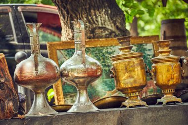 Bit pazarında satılan antika eşyalar