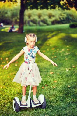 kız park yolları üzerinde bir hoverboard üzerinde girdap sürmek