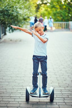 boyl park yolları üzerinde bir hoverboard üzerinde girdap sürmek