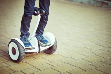 Hoverboard park yollarında insan bacakları ve ayakları