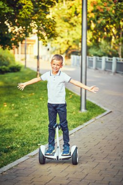boyl park yolları üzerinde bir hoverboard üzerinde girdap sürmek