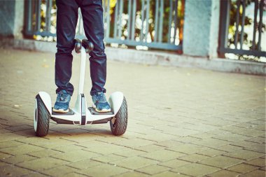 Hoverboard park yollarında insan bacakları ve ayakları