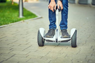 Hoverboard park yollarında insan bacakları ve ayakları