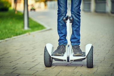 Hoverboard park yollarında insan bacakları ve ayakları