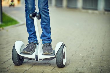 Hoverboard park yollarında insan bacakları ve ayakları