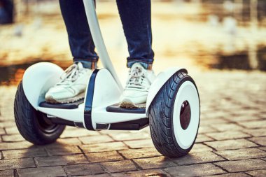 Hoverboard park yollarında insan bacakları ve ayakları