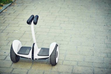 Hoverboard park yollarında insan bacakları ve ayakları