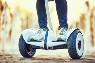 Hoverboard park yollarında insan bacakları ve ayakları