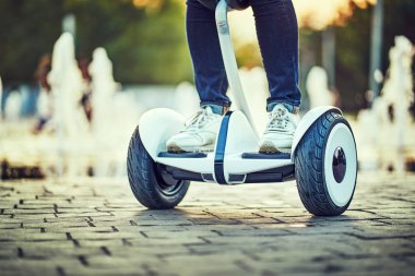 Hoverboard park yollarında insan bacakları ve ayakları