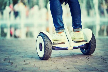 Hoverboard park yollarında insan bacakları ve ayakları