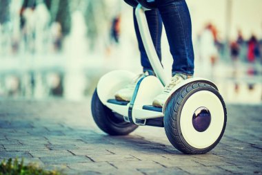 Hoverboard park yollarında insan bacakları ve ayakları
