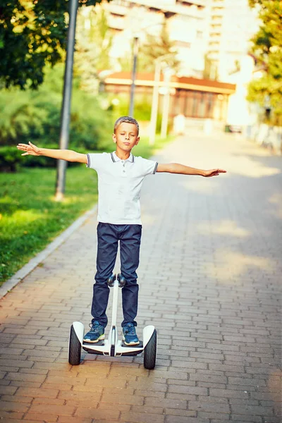 Balades en boyle tourbillonnent sur un hoverboard au-dessus des sentiers du parc — Photo