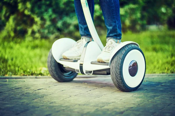 Jambes et pieds humains sur les sentiers du parc hoverboard — Photo