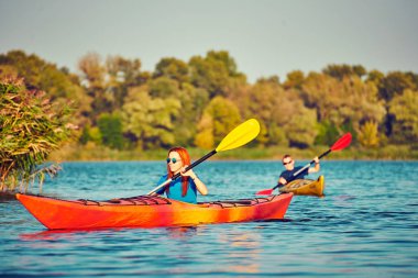 İnsanlar arka planda gün batımında kano. F içinde eğlenin