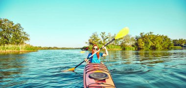 İnsanlar arka planda gün batımında kano. F içinde eğlenin