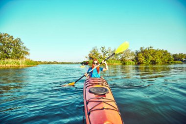 İnsanlar arka planda gün batımında kano. F içinde eğlenin