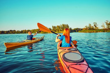 İnsanlar arka planda gün batımında kano. F içinde eğlenin