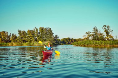 İnsanlar arka planda gün batımında kano. F içinde eğlenin