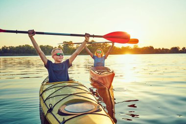 İnsanlar arka planda gün batımında kano. F içinde eğlenin