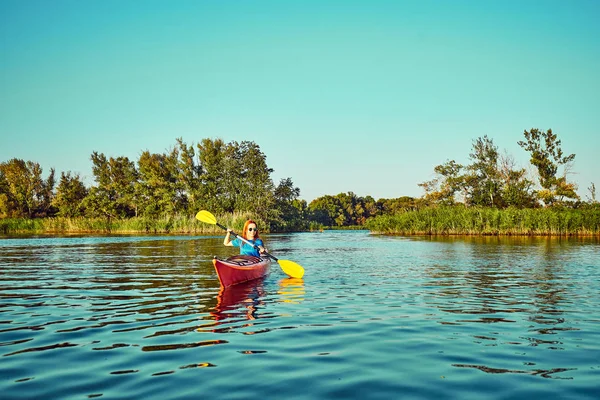 La gente kayak durante la puesta del sol en el fondo. Diviértete en tu f —  Fotos de Stock