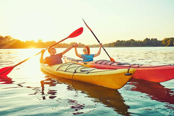 Människor kajak under solnedgången i bakgrunden. Ha kul i din f — Stockfoto