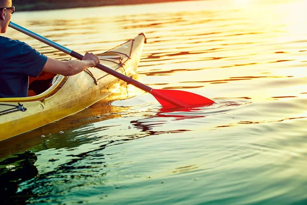 Les gens kayak pendant le coucher du soleil en arrière-plan. Amusez-vous dans votre f — Photo