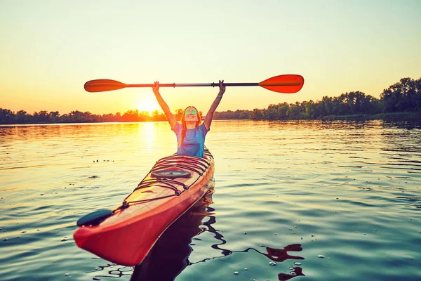 People kayak during sunset in the background. Have fun in your f — Stock Photo, Image