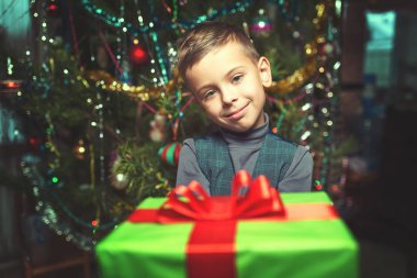 Noel ağacının yanında küçük şirin bir bebek..