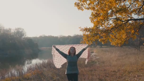 Een Jong Lachend Meisje Wandelt Door Het Herfstbos Tegen Achtergrond — Stockvideo