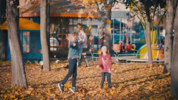 Bambini Felici Lanciano Foglie Autunno Gialle — Video Stock