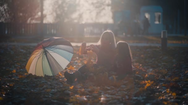 Moeder Dochter Maken Een Bloemenslinger Van Herfstbladeren — Stockvideo