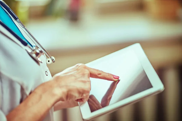 Žena lékař pomocí jeho digitální tablet v nemocnici — Stock fotografie