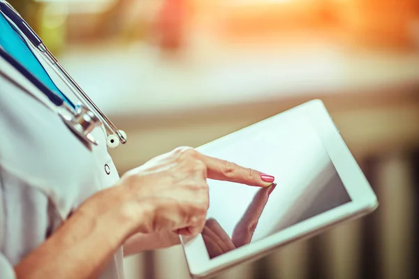 หมอผู้หญิงใช้แท็บเล็ตดิจิตอลในโรงพยาบาล — ภาพถ่ายสต็อก