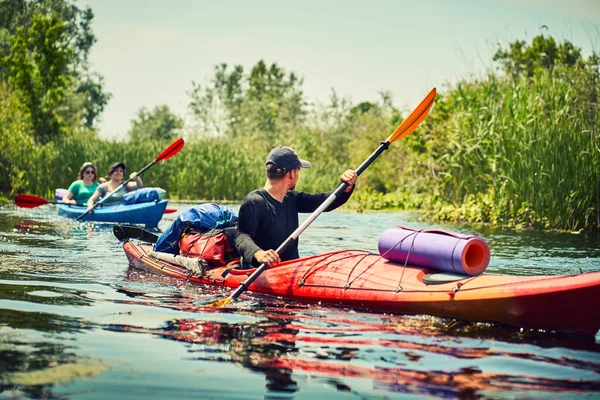 Groupe Jeunes Kayak Descendant Rivière Rafting — Photo