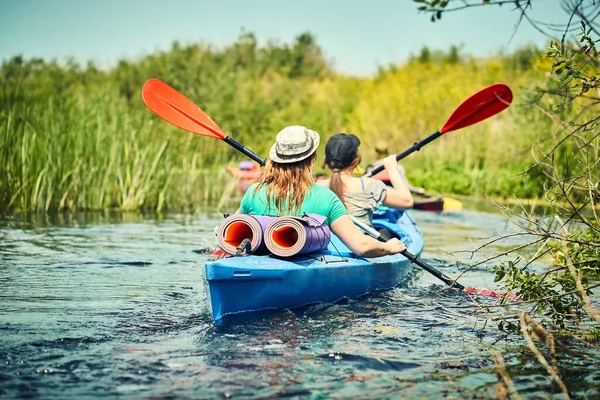 Gruppe Junger Leute Auf Kajakausflug Rafting Auf Dem Fluss — Stockfoto