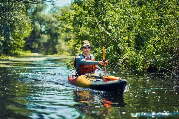 Gruppe Junger Leute Auf Kajakausflug Rafting Auf Dem Fluss — Stockfoto