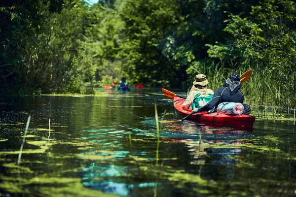 Gruppe Junger Leute Auf Kajakausflug Rafting Auf Dem Fluss — Stockfoto