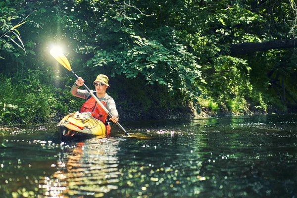 Sekelompok Anak Muda Kayak Berwisata Arung Jeram Menyusuri Sungai — Stok Foto