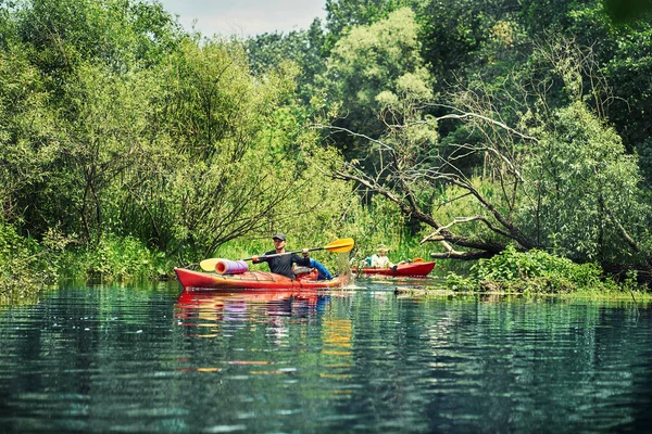 Gruppo Giovani Kayak Rafting Lungo Fiume — Foto Stock
