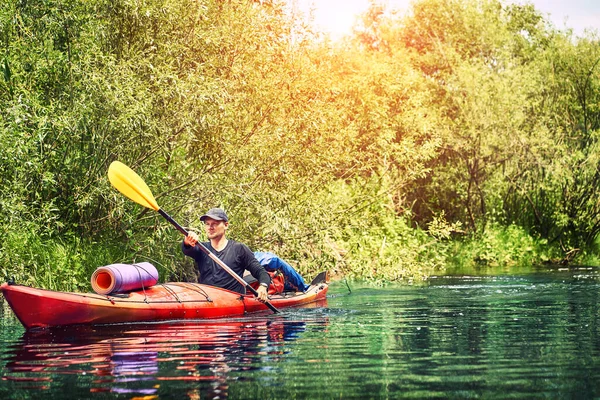 Grupo Jóvenes Kayak Haciendo Rafting Río Abajo — Foto de Stock