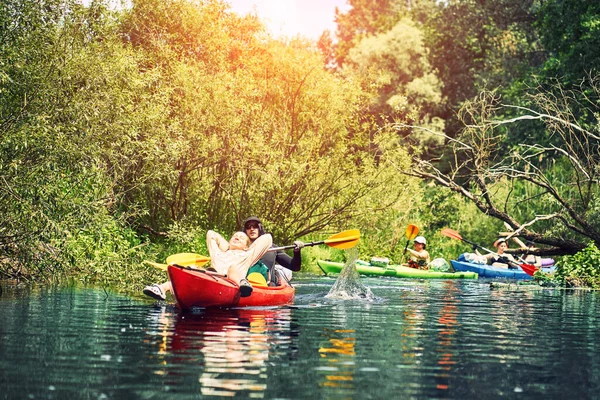 一群年轻人乘皮划艇沿河漂流 — 图库照片