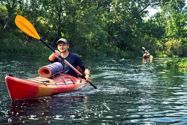 Gruppo Giovani Kayak Rafting Lungo Fiume — Foto Stock