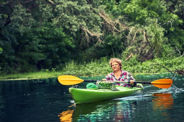 Groupe Jeunes Kayak Descendant Rivière Rafting — Photo