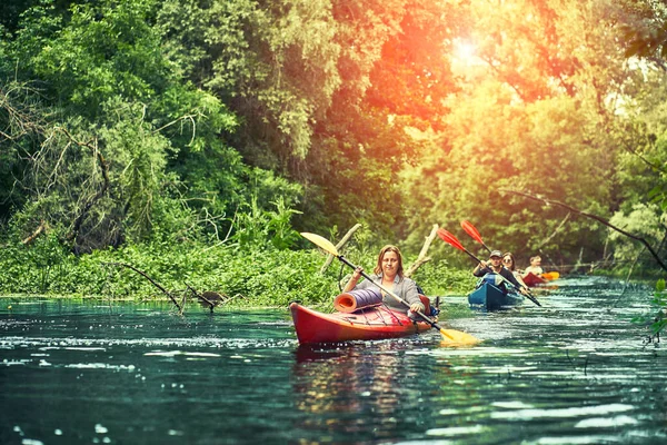 Bir Grup Genç Kanoyla Nehirde Rafting Yapıyor — Stok fotoğraf