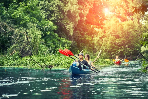 Groep Jongeren Kajak Uitje Raften Langs Rivier — Stockfoto