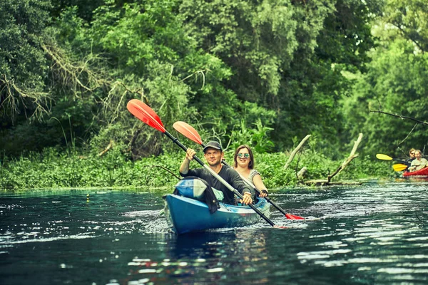 Gruppo Giovani Kayak Rafting Lungo Fiume — Foto Stock