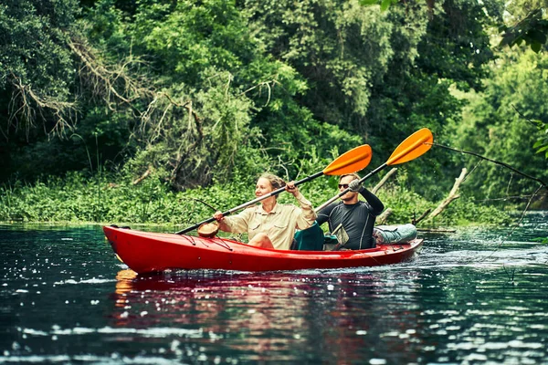 Bir Grup Genç Kanoyla Nehirde Rafting Yapıyor — Stok fotoğraf