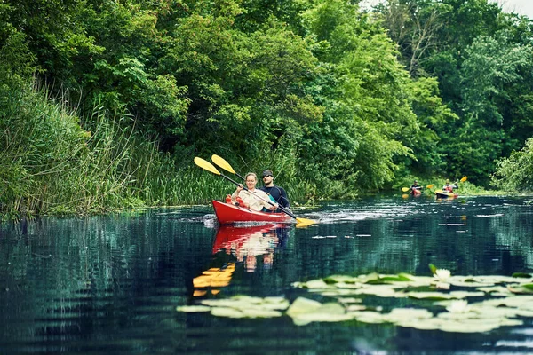 Bir Grup Genç Kanoyla Nehirde Rafting Yapıyor — Stok fotoğraf
